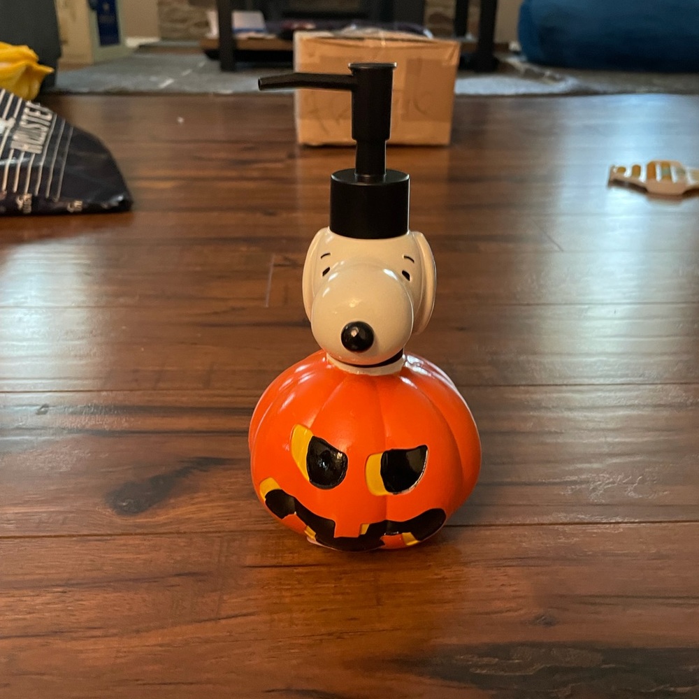 Peanuts snoopy pumpkin Halloween soap dispenser